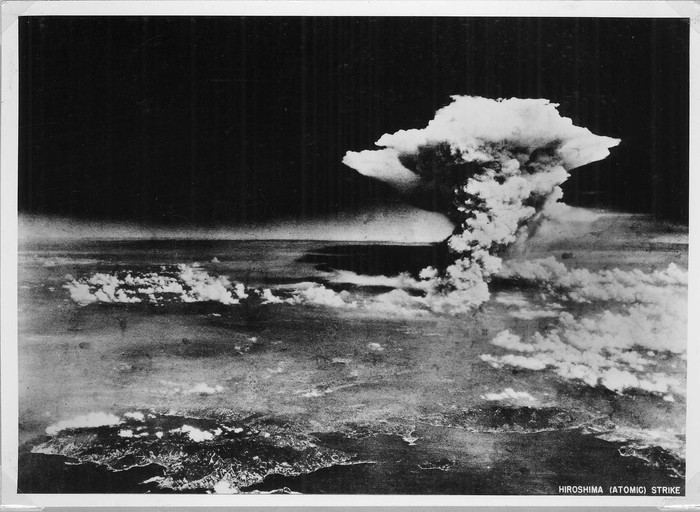 Dua kota di Jepang, Hiroshima dan Nagasaki dijatuhkan bom pada 6 dan 9 Agustus 1945. Peristiwa itu diperingati sebagai Hari Bom Hiroshima dan Nagasaki.