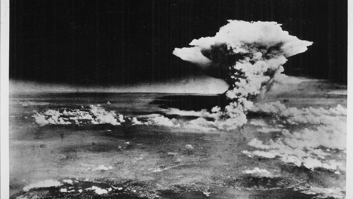 Dua kota di Jepang, Hiroshima dan Nagasaki dijatuhkan bom pada 6 dan 9 Agustus 1945. Peristiwa itu diperingati sebagai Hari Bom Hiroshima dan Nagasaki.