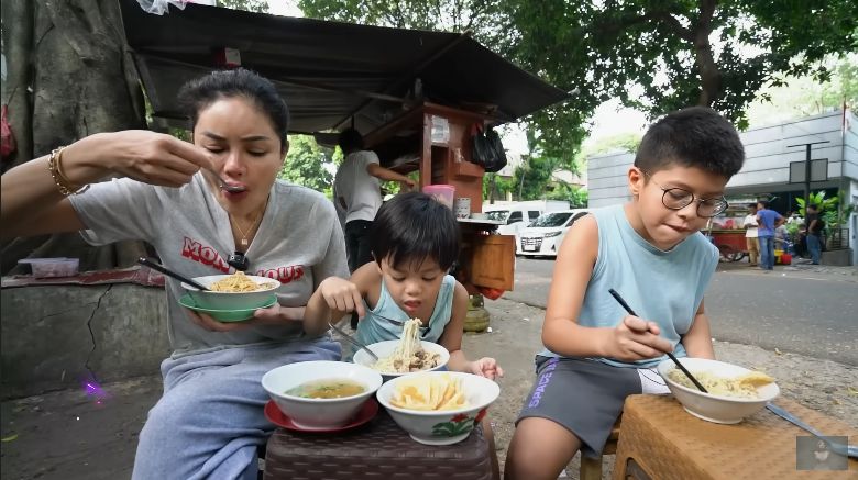 Selebriti Indonesia hobi review makanan