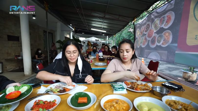 Selebriti Indonesia hobi review makanan