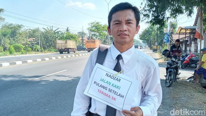 Seorang guru di Kabupaten Boyolali, Jawa Tengah, menunaikan nazar berjalan kaki dari sekolah ke rumah usai menerima SK pengangkatan P3K, Senin (31/6/2023).
