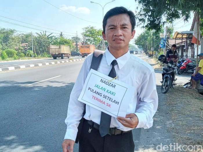 Seorang guru di Kabupaten Boyolali, Jawa Tengah, menunaikan nazar berjalan kaki dari sekolah ke rumah usai menerima SK pengangkatan P3K, Senin (31/6/2023).