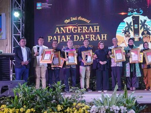 Bupati Serang Serahkan Penghargaan ke Puluhan Wajib Pajak Daerah