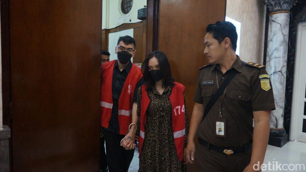 Mesranya Pasangan Kasus Video Kebaya Merah saat Hadapi Sidang Tuntutan