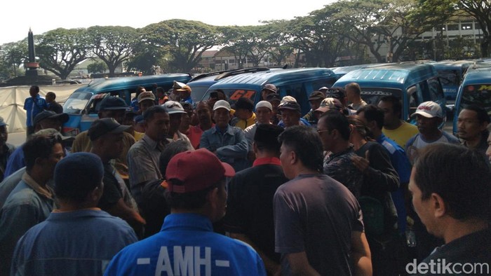 Sopir angkot Kota Malang demo tagih janji Pemkot