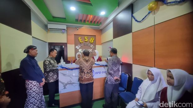 Suasana di Edu Smart Bank di SMKN 1 Wonosari, Gunungkidul, Selasa (1/8/2023).