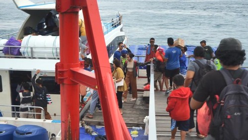 Penumpang naik kapal cepat di Pelabuhan Kampung Kusamba Klungkung, Bali, Selasa (1/8/2023).