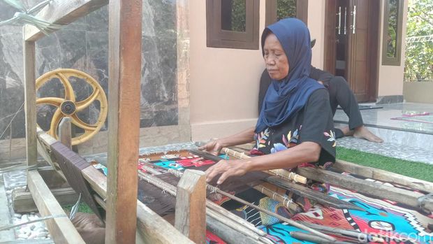 Sunarih salah satu perajin yang masih eksis memproduksi kain tenun gedogan