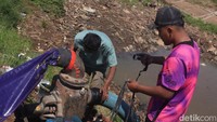 Petani padi yang ada di Kecamatan Rancaekek sedang sibuk membetulkan pompa air untuk mengaliri lahan sawah yang mulai mengering karena kemarau. (Foto: Wisma Putra/detikJabar).