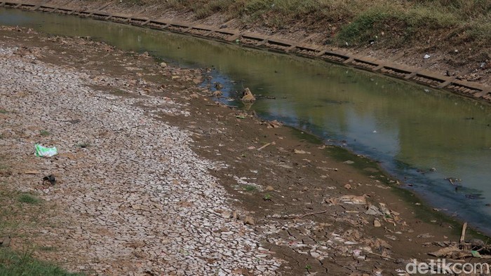 Sungai Cikerung mengering. Sungai Cikerung mengering.