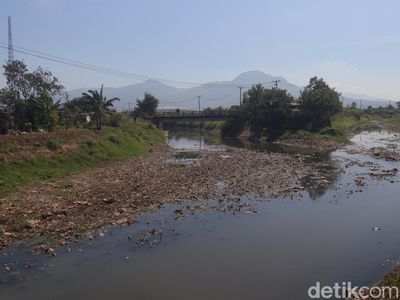 Potret Pilu Sungai Cikeruh Bandung yang Mulai Mengering