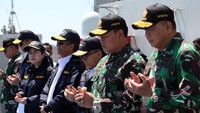 Doa bersama dan tabur bunga di laut itu untuk mengenang prajurit yang gugur akibat tenggelamnya KRI Nanggala 402.