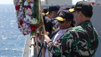 Menko Polhukam Mahfud Md juga melakukan tabur bunga dari atas KRI dr Radjiman Wedyodiningrat-992.