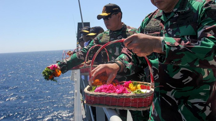 Tabur Bunga Mengenang Jalasena KRI Nanggala-402 Panglima TNI Laksamana TNI Yudo Margono (kanan) bersama Menko Polhukam Mahfud MD (kiri) bersiap melemparkan karangan bunga setelah berdoa bersama di atas KRI dr. Radjiman Wedyodiningrat-992 usai Operasi Laut Gabungan dalam Latihan Gabungan (Latgab) TNI di Laut Jawa, Senin (31/7/2023). Doa bersama dan tabur bunga di laut itu untuk mengenang Jalasena KRI Nanggala-402. ANTARA FOTO/Didik Suhartono/tom.