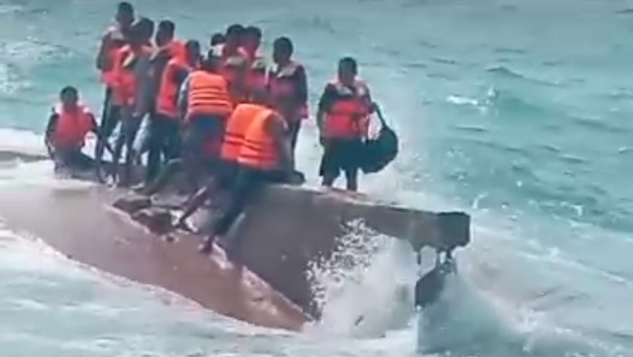 Tangkapan layar kapal nelayan KMN Mekar Sari Jaya 2 tenggelam di perairan Kabupaten Lingga. (Istimewa)
