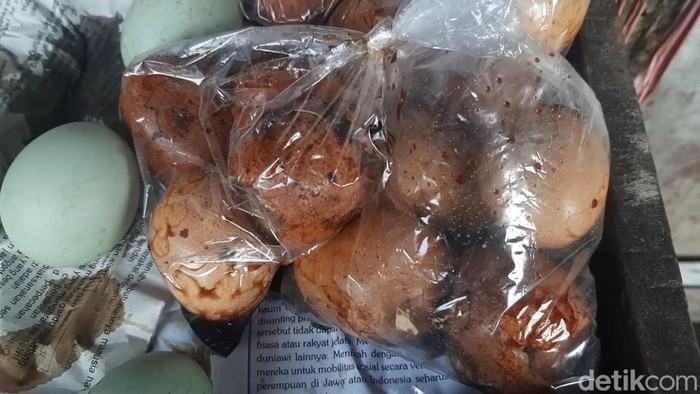 Telur pecah olahan yang dijual pedagang telur ayam di Pasar Tradisional Singaparna