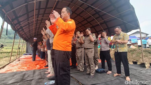 Tim SAR gabungan bersama keluarga dan warga menggelar salat gaib di lokasi 8 penambang terjebak di Banyumas, Selasa (1/8/2023).