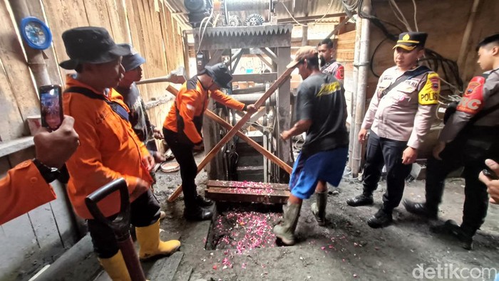 Tim SAR menyegel sumur tambang emas di Pancurendang, Banyumas, Selasa (1/8/2023).