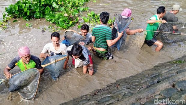 Tradisi bersih sungai di Sungai Silekor, Desa Semawung Daleman, Kecamatan Kutoarjo, Purworejo, Selasa (1/8/2023).