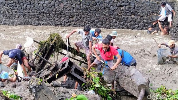 Tradisi bersih sungai di Sungai Silekor, Desa Semawung Daleman, Kecamatan Kutoarjo, Purworejo, Selasa (1/8/2023).
