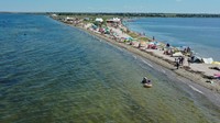 Ini bukan pantai, tetapi warga Ukraina berduyun-duyun pelesiran di muara Sungai Tylihul di musim panas ini. Kawasan itu yang menjadi satu-satu lokasi wisata di kawasan Mykolaiv, Ukraina, Selasa (1/8/2023).