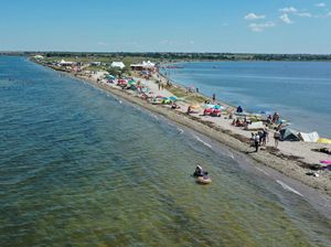 Asyik Juga, Wisata ala Pantai Bikinan Warga Ukraina Imbas Perang