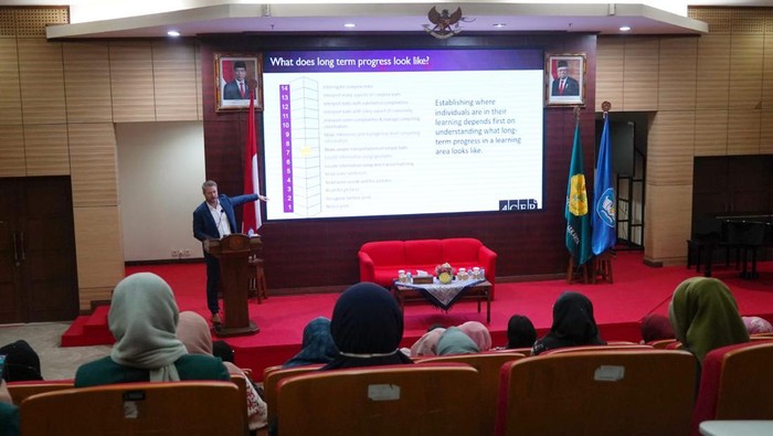 Universitas Negeri Jakarta (UNJ) bekerja sama dengan Australian Council for Educational Research (ACER) Indonesia selenggarakan Studium Generale dengan tajuk “Helping all Students to Make Ongoing Learning Progress: Introducing the Progressive Achievement Approach”. Acara yang diadakan di Gedung Dewi Sartika UNJ, Senin (31/07/2023), menghadirkan Jarrod Hingston, Ph.D selaku Director of School and Education Services ACER sebagai narasumber.