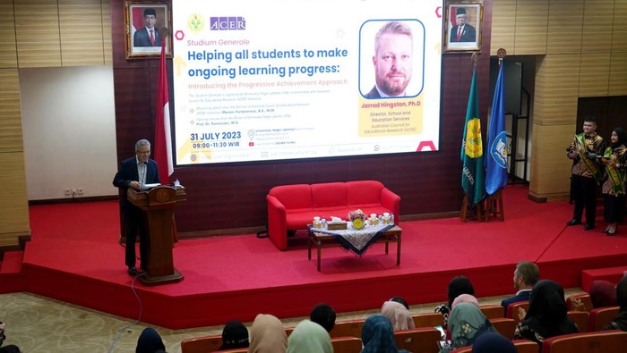 Universitas Negeri Jakarta (UNJ) bekerja sama dengan Australian Council for Educational Research (ACER) Indonesia selenggarakan Studium Generale dengan tajuk “Helping all Students to Make Ongoing Learning Progress: Introducing the Progressive Achievement Approach”. Acara yang diadakan di Gedung Dewi Sartika UNJ, Senin (31/07/2023), menghadirkan Jarrod Hingston, Ph.D selaku Director of School and Education Services ACER sebagai narasumber.
