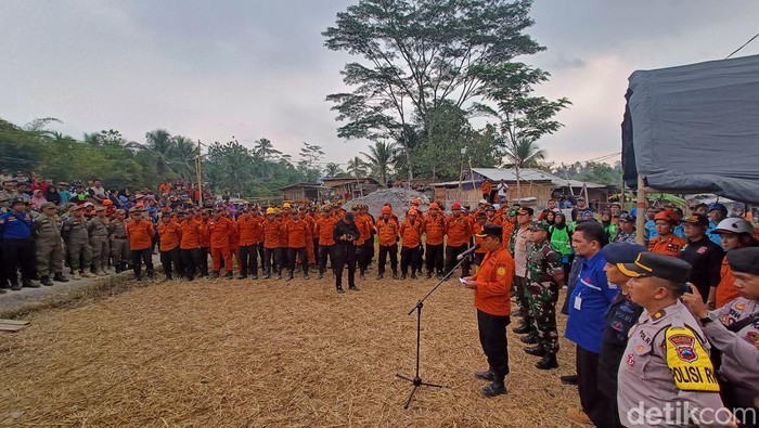 Upacara penutupan operasi pencarian 8 penambang yang terjebak air di lubang galian emas Desa Pancurendang, Kecamatan Ajibarang, Kabupaten Banyumas, Selasa (1/8/2023).