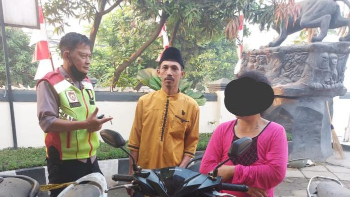Wanita berbaju pink ditangkap saat mendorong motor curian di Gunungsindur, Bogor.