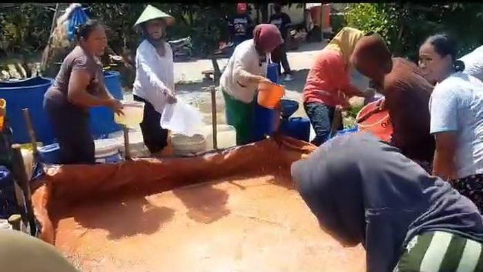 Warga di Bojonegoro antre air bersih dampak kekeringan