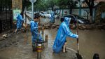 Warga di Beijing Mulai Membersihkan Lumpur Sisa Banjir