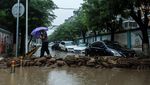 Warga di Beijing Mulai Membersihkan Lumpur Sisa Banjir
