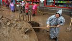 Warga di Beijing Mulai Membersihkan Lumpur Sisa Banjir