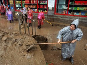 Warga di Beijing Mulai Membersihkan Lumpur Sisa Banjir
