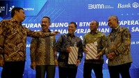 Direktur Consumer Bank BTN Hirwandi Gafar dan Deputi Komisioner Bidang Pengerahan Dana Tapera BP Tapera Eko Ariantoro berbincang usai penandatanganan naskah Perjanjian Kerja Sama Penyaluran Fasilitas Likuiditas Pembiayaan Perumahan Bagi Pekerja Mandiri dan Informal Melalui Program Tabungan Rumah Tapera disaksikan Direktur Utama Bank BTN Nixon LP Napitupulu (kiri), Dirjen Pembiayaan Infrastruktur Kementerian PUPR Herry Trisaputra Zuna (kaman), serta Komisioner BP Tapera Adi Setianto (kedua kiri) saat Peluncuran Tabungan BTN Rumah Tapera dan Penandatanganan Kerja Sama antara Bank BTN, BP Tapera dan Agregator Pekerja Informal di Jakarta, Selasa (1/8). 