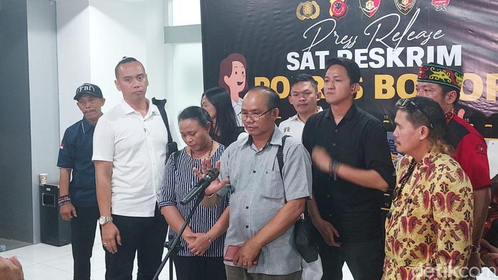 Y Pandi berharap kasus putranya Bripda IDF alias ID yang tewas tertembak Bripda IMS alias IM diproses secara transparan. (M Sholihin/detikcom)