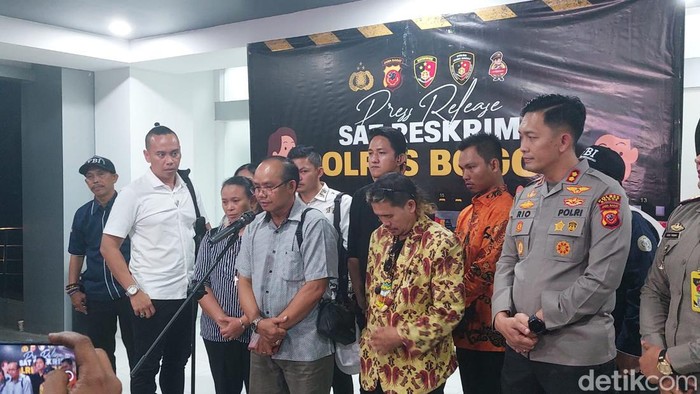 Y Pandi berharap kasus putranya Bripda IDF alias ID yang tewas tertembak Bripda IMS alias IM diproses secara transparan. (M Sholihin/detikcom)