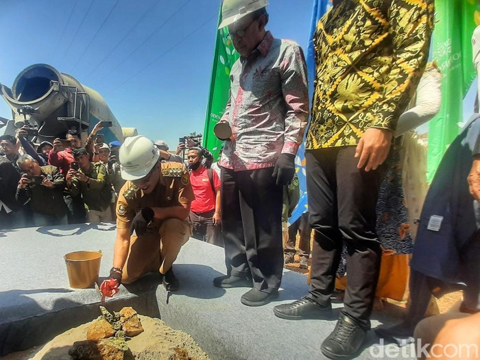 Yayasan Pesantren Islam Al-Azhar dan Pemerintah Kabupaten (Pemkab) Bandung melaksanakan peletakan batu pertama.