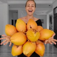 Kondisinya saat itu bahkan sudah membuat takut orang-orang di sekitar. Aku tinggal satu lantai di bawahnya dan setiap hari aku takut menemukan tubuhnya tidak bernyawa di pagi hari. Aku sudah meyakinkannya untuk mencari perawatan tapi dia tidak bertahan (meninggal), tambahnya. Foto: Instagram