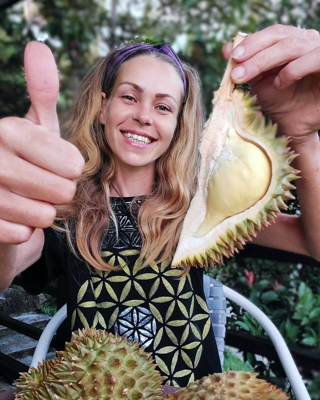 Wanita asal Rusia tersebut disebut menghembuskan napas terakhir setelah menerapkan diet buah-buahan eksotik di Malaysia. Buah-buahan yang dimaksud tampaknya adalah nangka dan durian karena ia sering membagikan fotonya di Instagram. Foto: Instagram