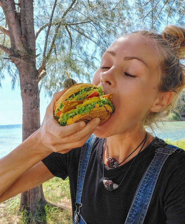 Sebelumnya, kondisi kesehatan wanita itu disebut sudah tidak baik tapi tidak mau dirawat. Beberapa bulan lalu, di Sri Lanka, dia sudah terlihat sangat kelelahan, dengan kaki bengkak yang mengeluarkan getah bening. Mereka memulangkannya ke rumah untuk diberi perawatan. Tapi dia kabur lagi. Ketika aku melihatnya di Phuket, aku sangat terkejut, kata salah satu temannya kepada Newsflash. Foto: Instagram