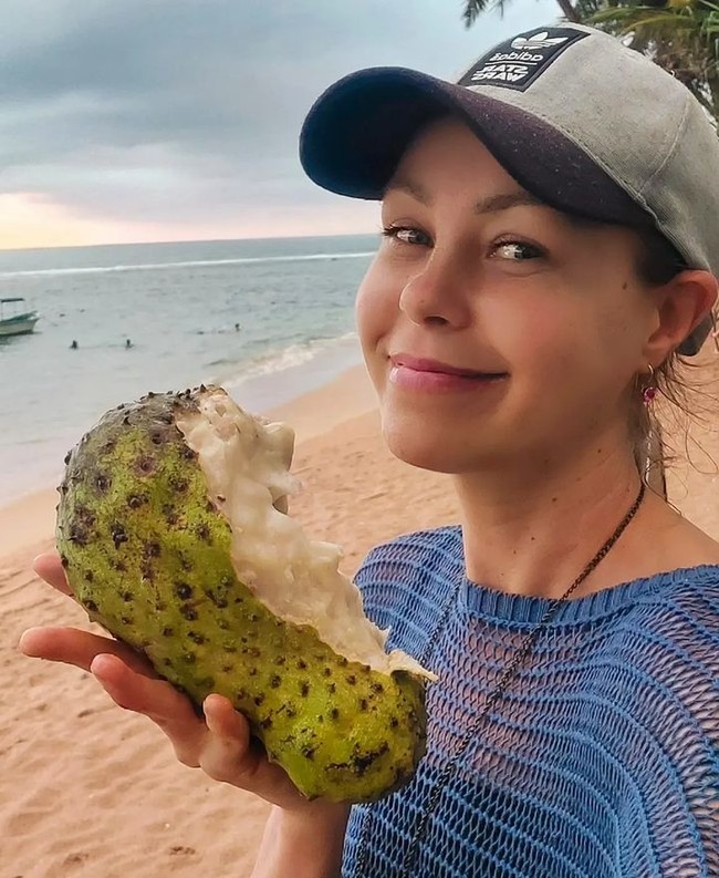 Dilansir NYPost, keluarga dan teman-teman telah mengkonfirmasi Zhanna DArt meninggal dunia di usia 39 tahun pada 21 Juli lalu. Laporan menyebut Zhanna menderita kelaparan atau malnutrisi. Tapi menurut ibunya, sang putri menderita infeksi seperti kolera. Penyebab pasti dari kematian selebgram tersebut sampai saat ini belum bisa dipastikan. Foto: Instagram