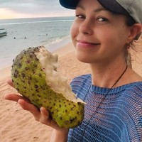 Dilansir NYPost, keluarga dan teman-teman telah mengkonfirmasi Zhanna DArt meninggal dunia di usia 39 tahun pada 21 Juli lalu. Laporan menyebut Zhanna menderita kelaparan atau malnutrisi. Tapi menurut ibunya, sang putri menderita infeksi seperti kolera. Penyebab pasti dari kematian selebgram tersebut sampai saat ini belum bisa dipastikan. Foto: Instagram