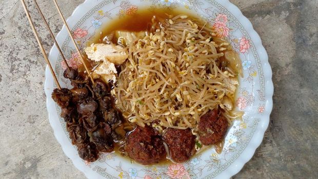 Foods that have a savory sauce filled with various ingredients such as rice cake, fried tofu, sprouts, fried lento or soybeans mixed with flour dough and lastly add shellfish satay.