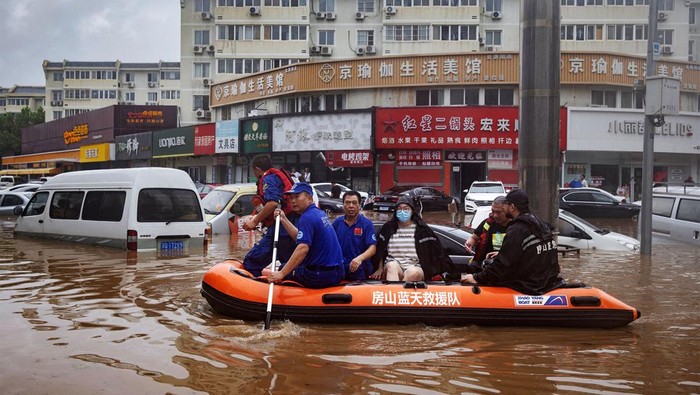 Hujan deras secara terus menerus menimbulkan banjir di Beijing, China. Sebanyak 11 orang tewas dan 27 lainnya hilang akibat bencana banjir tersebut.