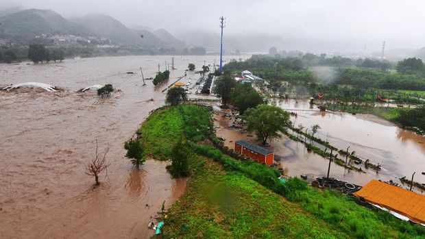 Hujan deras secara terus menerus menimbulkan banjir di Beijing, China. Sebanyak 11 orang tewas dan 27 lainnya hilang akibat bencana banjir tersebut.