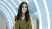 Dalam film ini Lika telah menjadi istri Angkasa dan tengah bermasalah dalam rumah tangganya. Asep Syaifullah/detikHOT