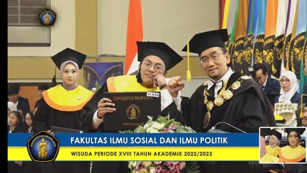 Aksi nyentrik rektor UB Prof Widodo berpose santai sesuai request wisudawan