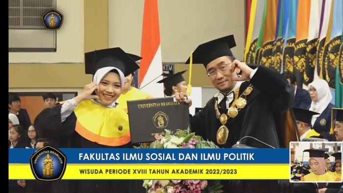 Aksi nyentrik rektor UB Prof Widodo berpose santai sesuai request wisudawan